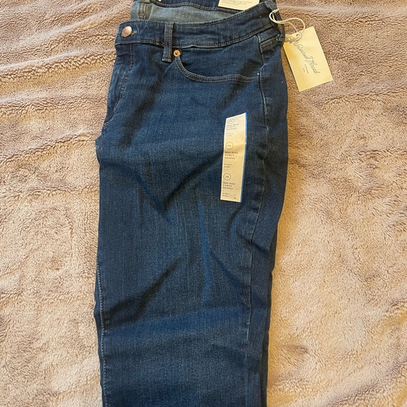 Universal Thread Mid Rise Curvy Skinny Jeans - Short Length - Picture 3 of 4